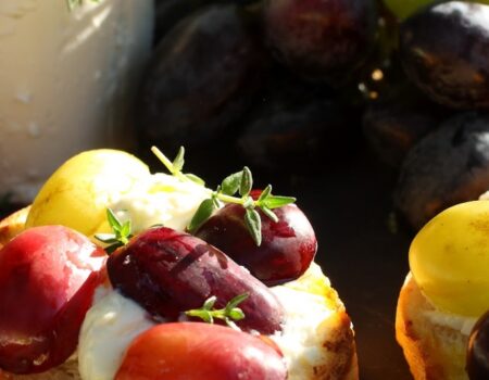 1377-bruschetta-con-uva-e-formaggio-di-capra-1442245417